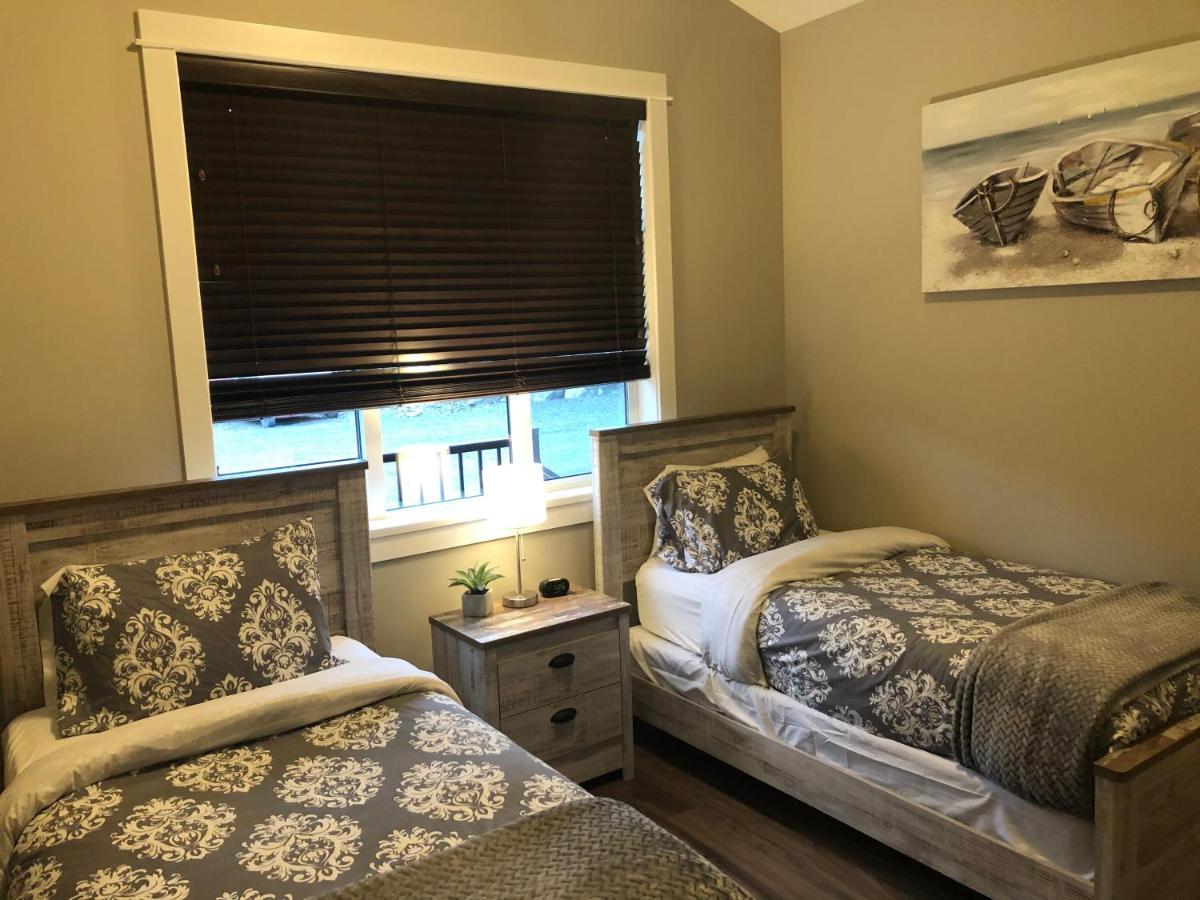 Sandy Feet Retreat Port Renfrew- Oceanfront 2Br Modern Cottage エクステリア 写真