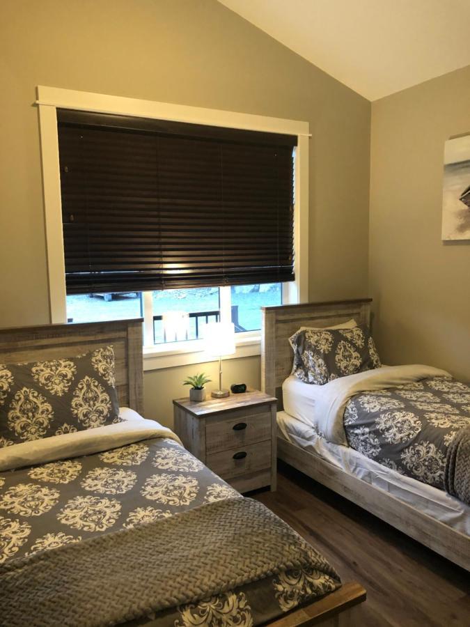Sandy Feet Retreat Port Renfrew- Oceanfront 2Br Modern Cottage エクステリア 写真