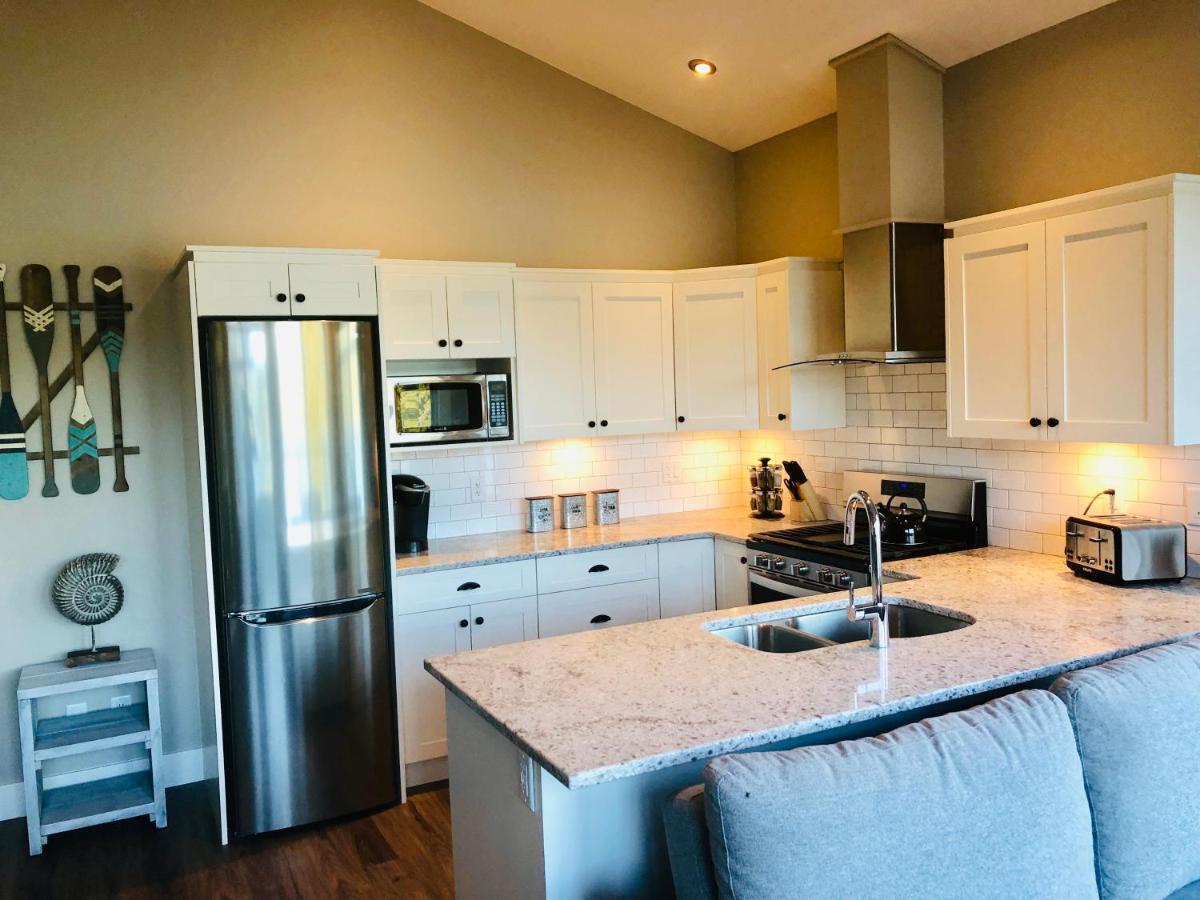 Sandy Feet Retreat Port Renfrew- Oceanfront 2Br Modern Cottage エクステリア 写真