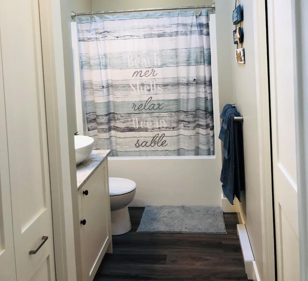 Sandy Feet Retreat Port Renfrew- Oceanfront 2Br Modern Cottage エクステリア 写真